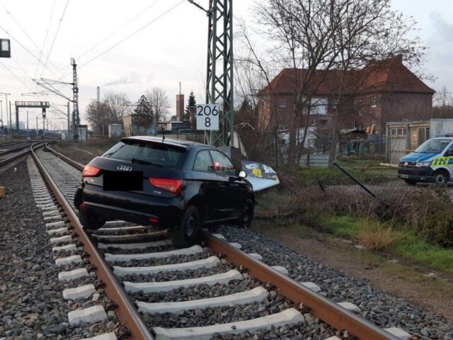 78-Jährige Autofahrerin legt Bahnverkehr lahm