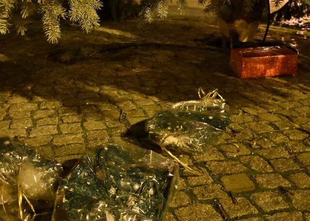 Tangermünde / Marktplatz: Weihnachtsbaum und –schmuck beschädigt