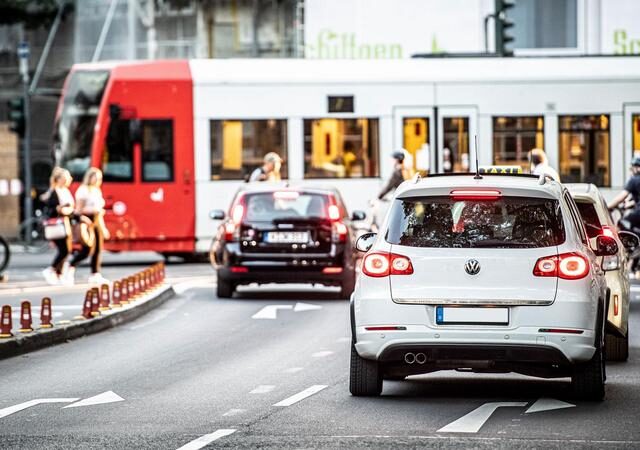 DLR-Studie zu Corona und Mobilität: Häufiger im Auto und zu Fuß unterwegs als früher