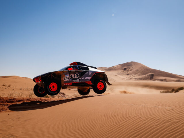 Halbzeitbilanz bei der Rallye Dakar: Drei Audi RS Q e-tron beweisen Innovationskraft