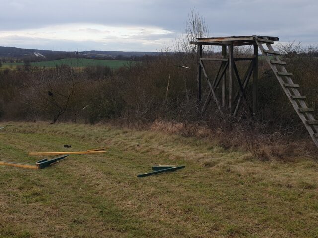 Hochstand in Ostingersleben zerstört