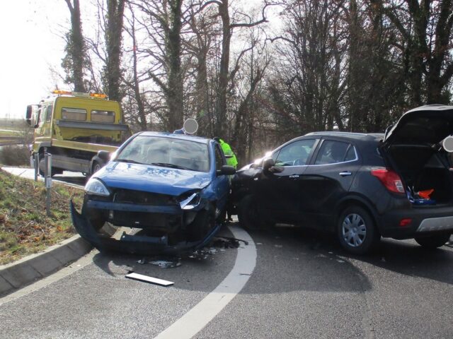 Ackendorf / L 44: Falschherum im Kreisverkehr