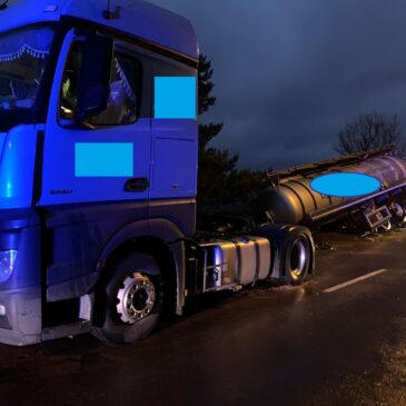 Gefahrgut-LKW kommt von der Fahrbahn ab