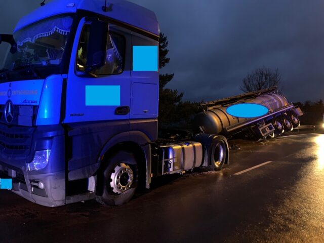 Gefahrgut-LKW kommt von der Fahrbahn ab