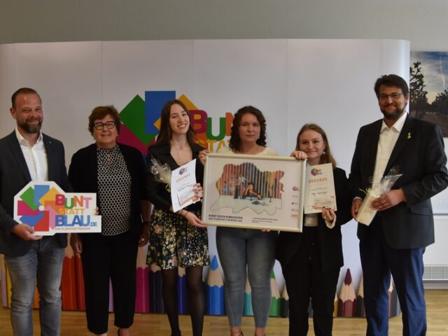 „bunt statt blau“: Schülerinnen im Landkreis Mansfeld-Südharz gewinnen Plakatwettbewerb in Sachsen-Anhalt