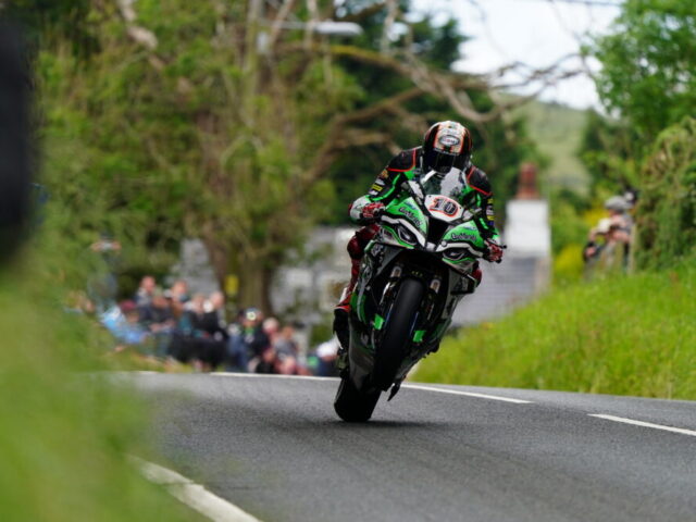 Hattrick mit der BMW M 1000 RR: Peter Hickman gewinnt auch die Senior TT auf der Isle of Man