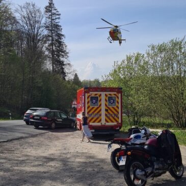 Rettungshubschrauber im Einsatz: 17-Jähriger Kradfahrer bei Unfall schwer verletzt