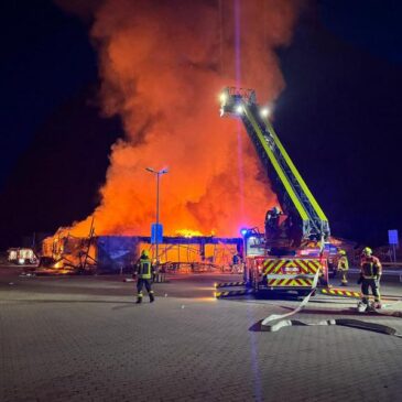 Feuerwehr im Einsatz: Einkaufsmarkt steht in Flammen – über eine Million Euro Schaden