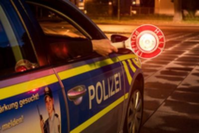 Autofahrer und sein Beifahrer hören und singen volksverhetzenden Disco Hit: Polizei beschlagnahmt Mobiltelefone