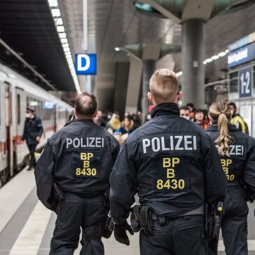 25-Jährige Frau schlägt unvermittelt auf Reisende ein