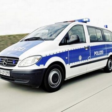 Kinder legen Steine auf Bahngleis und verstecken sich im Kornfeld