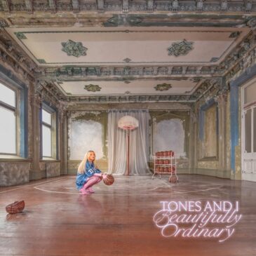 TONES AND I veröffentlicht ihre neue Single  „DANCE WITH ME“
