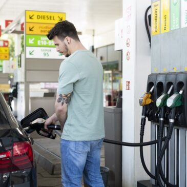 Wer an der Autobahn tankt, zahlt kräftig drauf / ADAC Vergleich der Kraftstoffpreise an Autobahntankstellen mit Tankstellen neben der Autobahn / Aufschlag von rund 40 Cent je Liter