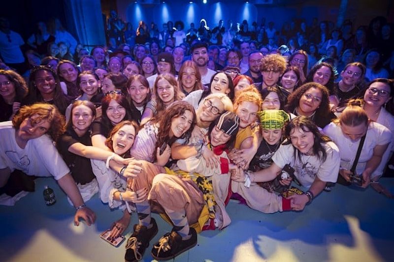 Billie Eilish 💖 Berlin! Besuch mit Fan-Event & Foto-Neuauflage an „ihrer“  Berliner Treppe – Presseportal Magdeburg