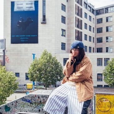 Billie Eilish 💖 Berlin! Besuch mit Fan-Event & Foto-Neuauflage an „ihrer“ Berliner Treppe