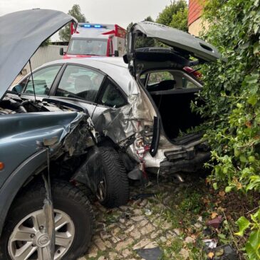 „Ein Bier zuviel“: Autofahrer kracht gegen geparkte Autos