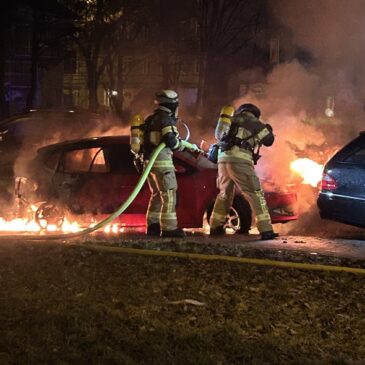 Feuerwehr im Einsatz: Unbekannte setzen gestohlenes Auto in Brand