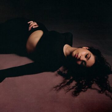 Alessia Cara präsentiert ihre neue Single “Dead Man”