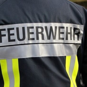 Feuerwehr im Einsatz: Verdacht der fahrlässigen Brandstiftung