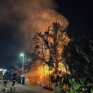 Feuerwehr im Einsatz: Gartenschuppen brennt in Niederndodeleben