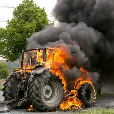 Feuerwehr im Einsatz: Traktor brennt in Cracau