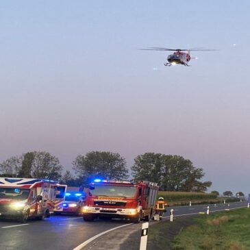 Schwerer Verkehrsunfall auf L82: Mann liegt auf Straße und wird von Auto überrollt / Ergänzungsmeldung