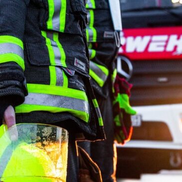 Feuerwehr im Einsatz: Mehrfamilienhaus brennt in Schönebeck