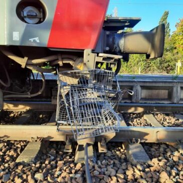 Zeugenaufruf der Bundespolizei: Einkaufswagen kollidiert mit Regionalbahn