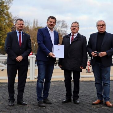 Minister Sven Schulze übergibt Fördermittel für Spitzenleistungen in der Pferdezucht an Halles Galopprennbahn