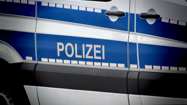 Unfall mit Schulbus: 130 Kinder unverletzt, Mann  gibt Polizisten Kopfnuss