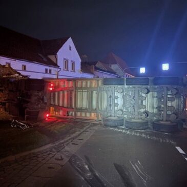 LKW kracht nach Unfall gegen Haus