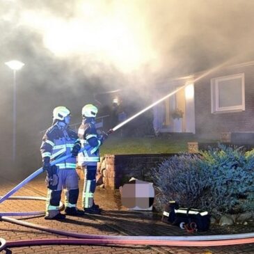 Feuerwehr im Einsatz: Tragischer Brand einer Doppelhaushälfte