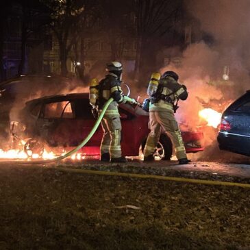 Feuerwehr im Einsatz: Skoda Fabia brennt in Salbke