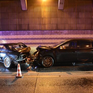 Verkehrsunfall mit zwei verletzten Personen im Tunnel Askanischer Platz