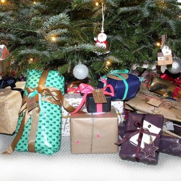 Aktion „Wunschweihnachtsbaum“ im Alten Rathaus / Kindern ein Lächeln ins Gesicht zaubern