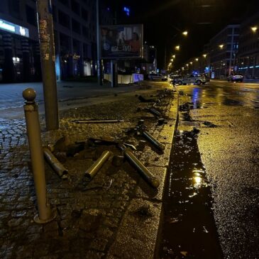 Otto-von-Guericke-Straße: Audi Fahrer überfährt 20 Poller in der Altstadt