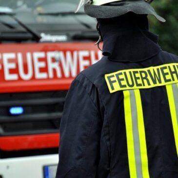 Feuerwehr & Polizei im Einsatz: Gasflasche in Einfamilienhaus explodiert