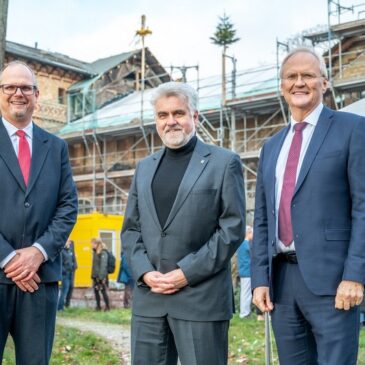 Aus historischem Wirtschaftsgebäude wird moderner Psychiatrie-Standort / Willingmann bei Richtfest der Universitätsmedizin Halle