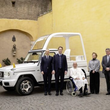 Papst Franziskus erhält erstes elektrisches „Papamobil“ von Mercedes-Benz