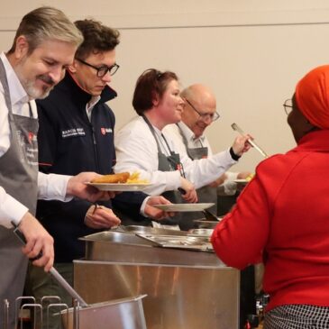 Familiensonntag in St. Sebastian: Adventsessen sammelt Spenden für den Herzenswunsch-Krankenwagen der Malteser