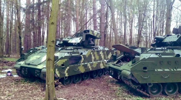 UKRAINE-KRIEG: Vernichtendes Feuer! Bradley Schützenpanzer durchbricht russische Grenzbefestigungen!