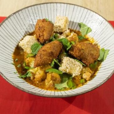 Die Küchenschlacht: Blumenkohl-Erbsen-Curry mit gebratenem Tofu vom 12. Dezember 2024