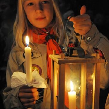 Pfadfinderinnen und Pfadfinder bringen Friedenslicht aus Bethlehem in die Staatskanzlei