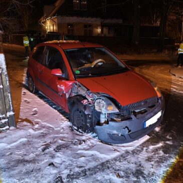 Unfall auf winterglatter Fahrbahn