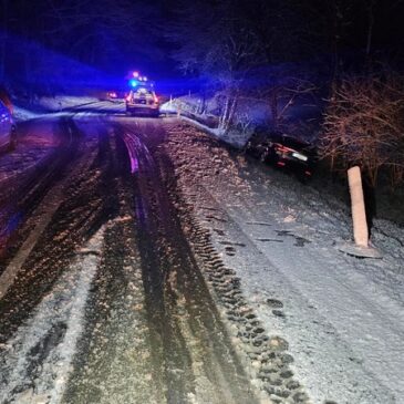 Auto gerät in den Straßengraben