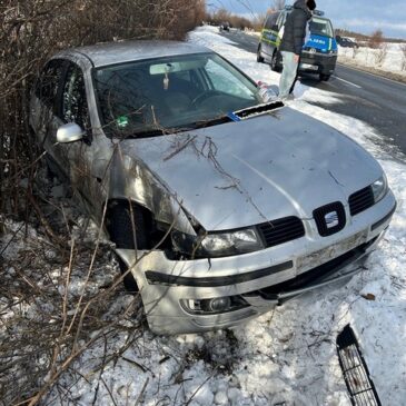 Autofahrer gerät wegen Schneewehe in Straßengraben