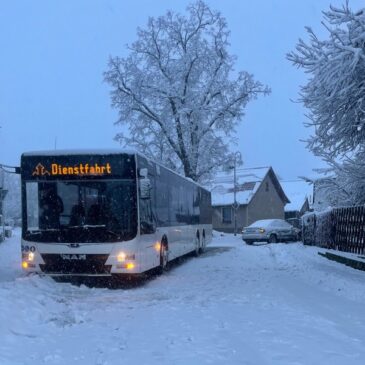 PKW und Bus kollidieren – Polizei sucht Zeugen