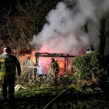 Feuerwehr im Einsatz: Gartenlaube brennt in  Olvenstedt