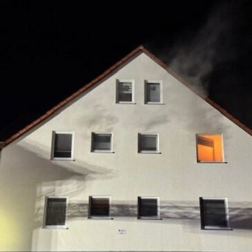 Drei Verletzte bei Brand in Mehrfamilienhaus