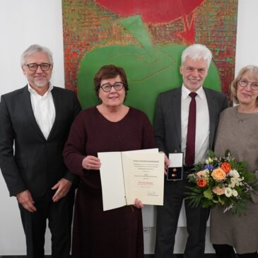 Ministerin Petra Grimm-Benne würdigt Professor Thomas Hachenberg mit der Ehrennadel des Landes